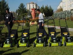 Büyükşehir Belediyesi'ne Bayram Hediyesi; 5 Çim Biçme Makinesi