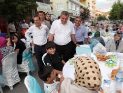 Büyükşehrin Sokak İftarındaki Masaları Ve Hizmeti 5 Yıldızlı Oteli Aratmıyor