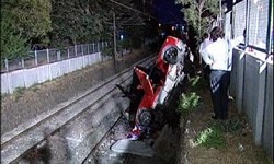 FERRARİ'SİYLE TREN RAYLARINA UÇTU