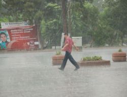 Bolu’da Etkili Olan Sağanak Yağış Hayatı Felç Etti