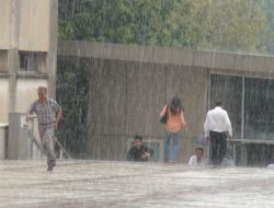 İstanbul'da Beklenen Serinlik Yağmurla Geldi
