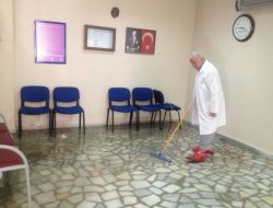 Yağmurla Birlikte Sağlık Ocağını Su Bastı, Yol Çöktü