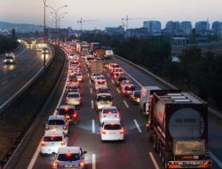 Tem'de Karşı Şeride Geçen Tır, Kamyona Çarptı: 2 Yaralı