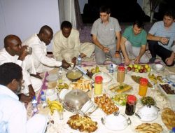 Çad’da İftar Sofralarını Yere Seriliyor