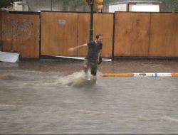 Taksim'de Sağanak Yağmur