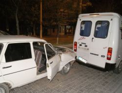 Durakta Yolcu Alan Minibüse Otomobil Çarptı: 3 Yaralı