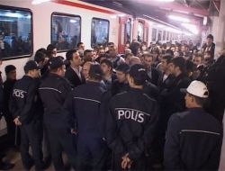 Makinistler İş Bıraktı;Yüzlerce Tren Yolcusu Saatlerdir Garda Bekliyor!..