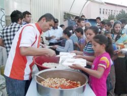 Tüm Mahalle Bir Araya Gelip Cami Avlusunda İftar Açtı