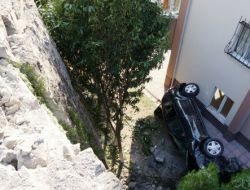 Acemi Sürücü, 10 Metre Yükseklikten Apartman Boşluğuna Düştü