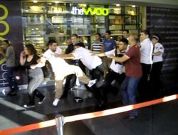 Güvenlikçilerle Eylemciler Arasında Tekmeli-yumruklu Kavga