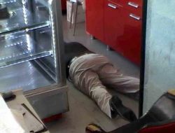 Genç Kız, Annesinden Ayrılmak İsteyen Babasını Öldürdü