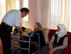 Vali Tapsız'ın Huzurevi Sakinleriyle Vedalaşması Duygulandırdı