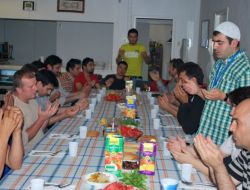 Finlandiya’daki Müslümanları İftar Sofraları Birleştiriyor