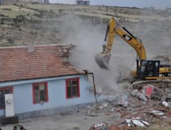 Belediye Kaçak Genelev Binasını Yıktı
