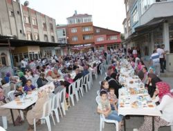 Geyve’de 6 Bin Kişilik İftar Sofrası Kuruldu