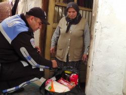 Bor Polisi Muhtaç Ailelere Yardım Etti
