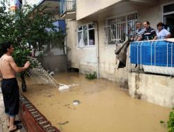 Atakum'da Sel Hayatı Felç Etti
