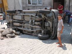 Freni Patlayan Kamyonet Kazası Ucuz Atlatıldı