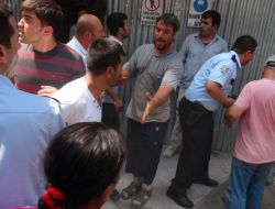 İnşaattan Tuğla Düştü, İşçiler Birbirine Girdi