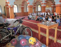 Kur'an Öğrenen Öğrencilere Hediye Yağmuru