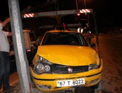 İki Otomobil Sürücüsü Kural İhlali Yapınca Kaza Kaçınılmaz Oldu