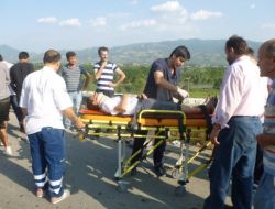 Otomobille Çarpışan Motosikletteki İki Kişi Yaralandı