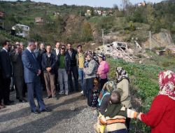 Trabzon Valisi Kızılcık Heyalanda Evleri Yıkılan Köylüleri Ziyaret Etti
