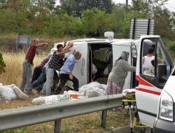 Kamyonet Minibüse Çarptı: 13 Yaralı