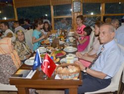 İş Adamı Demir'den Huzurevinde Kalan Yaşlılara İftar