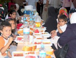 Kur'an Öğrenen Bayanlar 500 Kişilik İftar Sofrası Kurdu