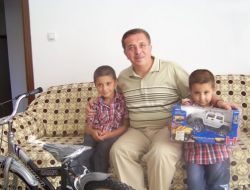 Başkan Çetin'den Sünnet Olan Çocuklara Bisiklet