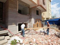 Akpınar'da Heyelanda Zarar Gören Apartmanın Yıkımına Başlandı