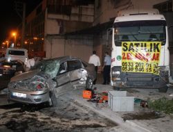 Yoldan Çıkan Otomobil Tır'a Çarptı: 1 Ölü, 1 Yaralı