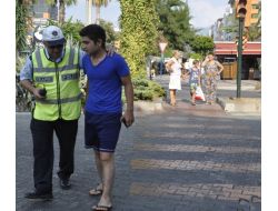 Türk Vatandaşlar Kırmızı Işıkta Karşıya Geçerken, Turistler Bekledi