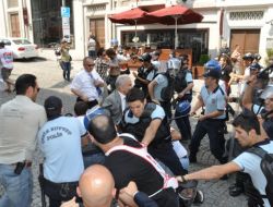 Clinton’ın Ofise Gelişi Sırasında Gerginlik