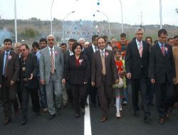 Dtp'li Demirtaş, Bağıvar Köprüsü'nün Açılışında Konuştu: Barış Köprüsü Konusunda Uzmanız!