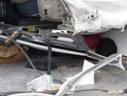 Devrilen Kamyonetin Altında Can Verdi