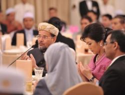 Tayland Başbakan Shinawatra, Başbakanlık Resmi Konutunda İftar Verdi.‏