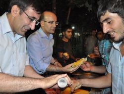 İki Bakan Bingöllülere Kazan Başında Mısır Dağıttı