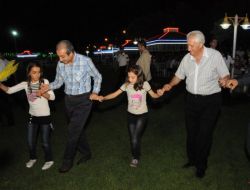 Bakan Eker Muş'ta Kürtçe, Türkçe Şarkılar Söyleyip Halay Çekti