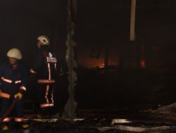 Sancaktepe’de 10 Bin Metrekare Alanda Kurulu Mobilya Fabrikası Kül Oldu