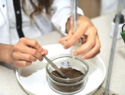 Ahlat’ta Toprak Tahlili Yaptıran Çiftçiye Destek Veriliyor