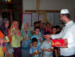 Bu Camiye Gelen Çocuklar Ödüllendiriliyor