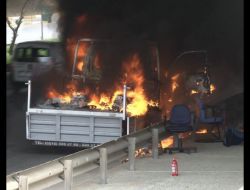 Seyir Halindeki Kamyonet Alev Alev Yandı