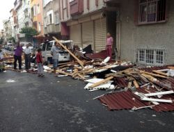Kaçak Çatı Fırtınada Uçtu Sokak Savaş Alanına Döndü