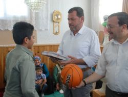 Mukabeleyi Takip Ettiler, Hediyeyi Kaptılar