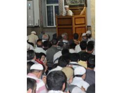 Kadir Gecesinde Vatandaşlar Camilere Sığmadı