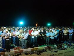 İzmir'de Kadir Gecesi Coşkusu: Binlerce Kişi Açık Alanda Teravih Namazı Kıldı