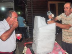 Toros Dağlarından Getirdiği Karla Teravih Namazına Gelenleri Serinletiyor