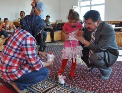 Başkan Odabaşı Çocuklara Bayramlık Dağıttı